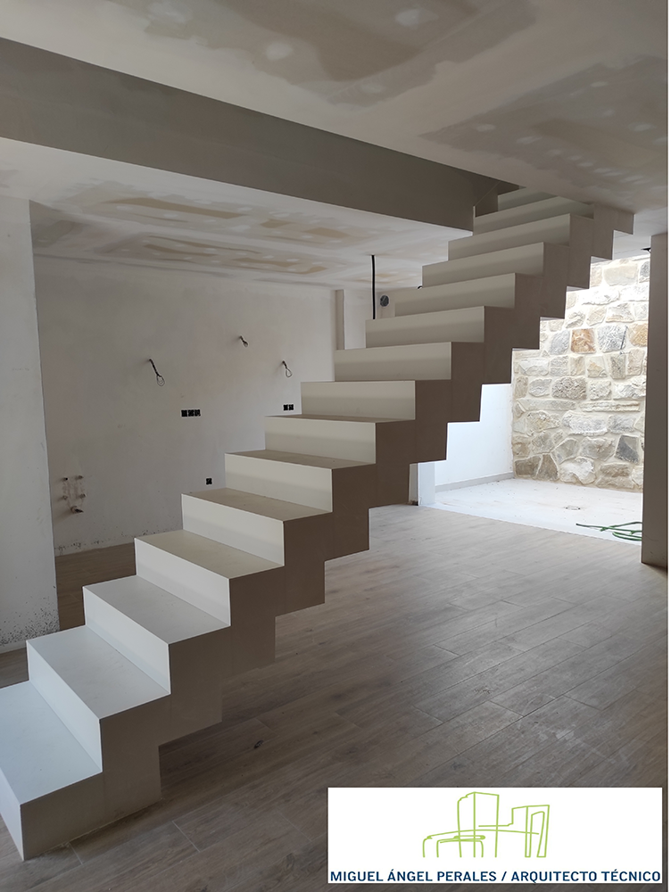 Interior casa con escaleras reformadas por Miguel Ángel Perales, aparejador y arquitecto Jaén