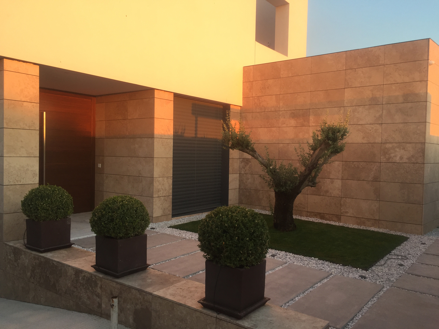 Construcción de vivienda con piscina y jardín realizada por Miguel Ángel Perales Arquitecto Técnico