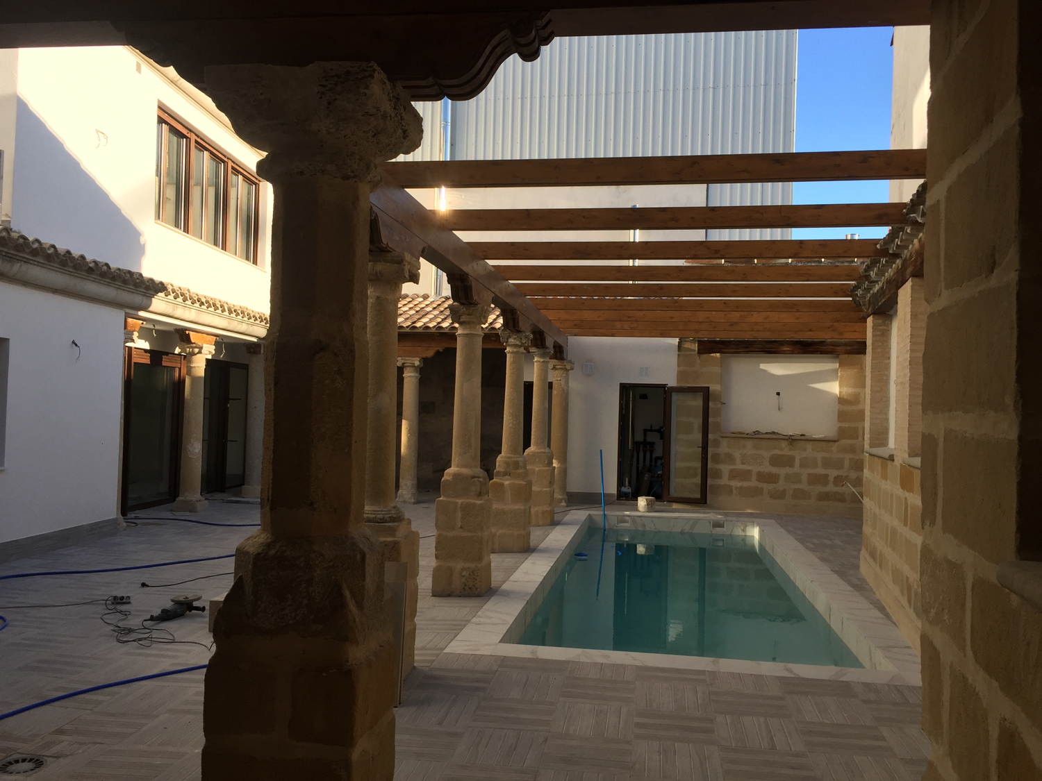 Construcción de vivienda con piscina realizada por Miguel Ángel Perales Arquitecto Técnico en Jaén